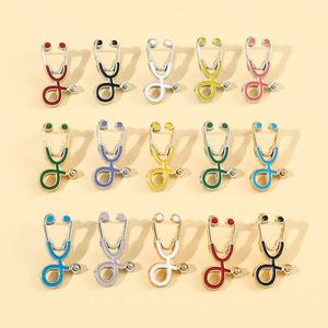 En gros Broches et épingles de revers en métal en forme de stéthoscope, Cadeaux pour infirmières, médecins et assistants médicaux, Épingles de revers personnalisées en émail - Product Image 2