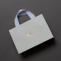 Vente en gros Sacs-cadeaux en carton biodégradable écologique de luxe avec poignées à longueur de main pour vêtements chaussures fourrure