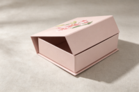 Boîte cadeau pliable à imprimé lys vif, boîte cadeau à motif floral réaliste, boîte d'emballage rigide en papier magnétique pour cadeaux et bijoux