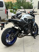 Yamaha MT-09 890cc, moto de rue haute performance refroidie par eau, adaptée aux pilotes expérimentés, parfaite pour la conduite en ville