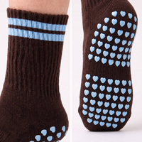 Chaussettes de Pilates personnalisées antidérapantes à blocs de couleur rayés pour le yoga, la barre, la danse et le fitness en studio