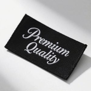 Étiquettes de col personnalisées écologiques en damassé noir, étiquettes tissées pliées sur le côté, nom, logo, design de marque, vêtements, confection sur mesure - Product Image 1