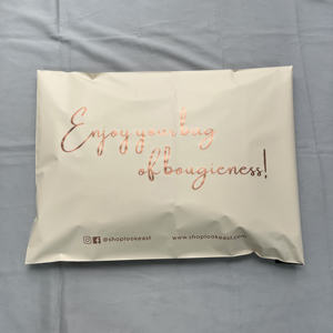 Enveloppes en polyéthylène personnalisées avec impression de logo - Sacs d'expédition mats pour les marques de cosmétiques et de vêtements - Product Image 5
