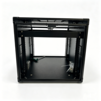 Boîtier de transport OEM 8U empilable pour montage en rack, avec 4 pieds en caoutchouc et rainures, pour amplificateur, doté de portes coulissantes supérieures et de verrous de verrouillage.