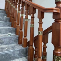 Rampe d'escalier moderne haut de gamme en aluminium et bois, garde-corps de balcon extérieur durable et résistant à l'eau, colonne de balustrade