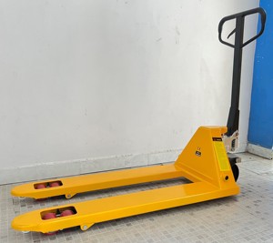 Transpaleta de Alta Resistencia |   Capacidad de Carga Máxima de 3 Toneladas |   Altura de Horquilla 85 mm |   Uso en Pavimentos Exteriores |   Norma de Seguridad ISO 22873 |   Modelo - Product Image 5