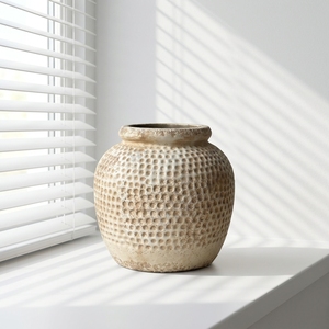 Vase à fleurs en céramique artisanale Wabi Sabi sur mesure, vintage, en terre cuite vieillie, pour la décoration de la salle de séjour d'un hôtel - Product Image 2
