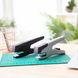 Deli Handheld Stapler 0358 12# Medium Sized For Student And Office Use - Product Image 4