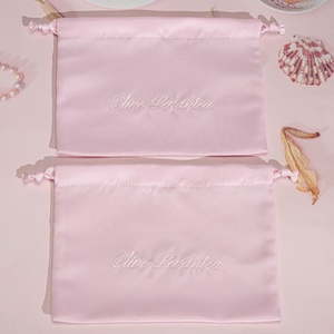 Pochette en satin rose épais de luxe avec cordon de serrage pour rangement de cosmétiques et maquillage, personnalisable avec logo imprimé, idéale pour emballage cadeau de produits capillaires, pochette anti-poussière en soie satinée - Product Image 3