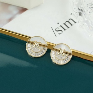 Pendientes de Botón de Plata de Ley S925 con Baño de Oro, Estilo Europeo Americano, de Alta Gama, Ligeros y Lujosos, con Diseño de Perlas y Conchas Marinas - Product Image 2