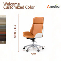 Chaise de bureau de direction en cuir blanc avec revêtement caramel, côtés de siège surélevés, appui-tête rembourré et base à roulettes