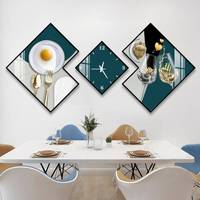 Canapé de salon moderne et minimaliste avec décoration murale comprenant une horloge murale et une peinture