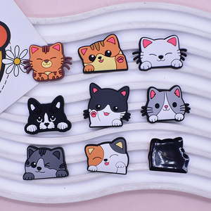 Adornos de PVC con Diseño de Gatito de Dibujos Animados, Adhesivos Suaves, Ecológicos y Reutilizables para Decorar Ropa, Bolsos y Accesorios, Modelo 25058 - Product Image 1