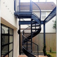 Escalier extérieur moderne en colimaçon à structure en acier pour villas Duplex Colonne centrale durable pour balcon en plein air Loft Métal