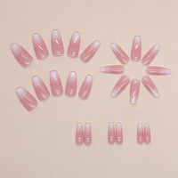 Uñas postizas de cobertura completa, rosa nude, medianas, estilo ataúd, con efecto degradado plateado y purpurina fina, hechas a mano.