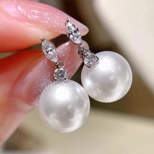 Eleganti orecchini pendenti da donna in oro bianco con perle coltivate, gioielli da sposa classici rotondi - Product Image 3