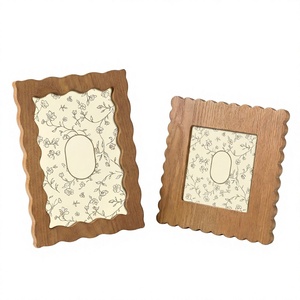 Cadre photo vertical en bois artisanal éco-responsable Khadim Handicrafts, support d'affichage de photos personnalisé pour la famille - Product Image 1