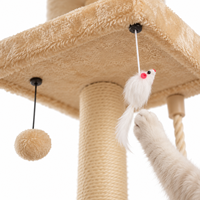 En gros, Arbre à chat en sisal et peluche beige, avec structure d'escalade, griffoir, niche fermée, plateformes surélevées et jouets suspendus