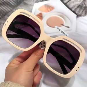 Nouvelles Lunettes de Soleil Carrées Surdimensionnées Rétro à Monture Creuse et Verres Dégradés pour Femme – Collection 2022 - Product Image 2