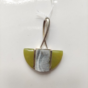 Pendentif en argent 925 avec nouvelle jade verte ou calcédoine druzy - Product Image 1