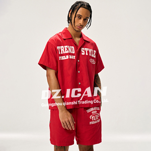 Conjunto de Camisa y Pantalones Cortos de Nylon Personalizados para Hombre, Estilo Urbano con Serigrafía, Camisa de Manga Corta con Cuello Solapa y Pantalones Cortos Oversize - Product Image 1