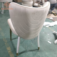 Chaise de banquet portable de luxe en velours blanc, dossier en forme d'éventail avec surpiqûres ondulées, pieds en métal doré, pour appartement, hôtel, mariage