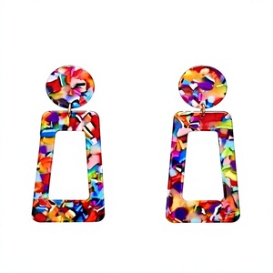 Boucles d'oreilles créoles géométriques colorées en résine 2026 pour femmes, bijoux de fête tendance, boucles d'oreilles statement en acrylique lucite d'Inde pour filles - Product Image 1