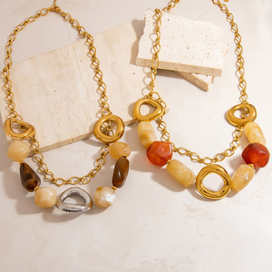 Collana <span class=keywords><strong>Artigianale</strong></span> con Perle in Resina e Acrilico, Ciondolo Irregolare Fatto a Mano su Catena in Acciaio Inossidabile, Gioiello Astratto per la Clavicola - Product Image 3