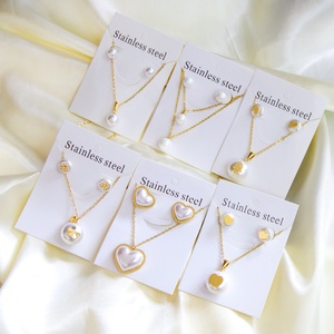 Juego de Joyería de Acero Inoxidable a Buen Precio, Aretes con Forma de Corazón y Collar con Colgante de Perla Hipoalergénico - Product Image 1