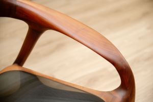 Fauteuil d'appoint moderne en bois de noyer massif avec accoudoirs ergonomiques incurvés, finition naturelle à grain ouvert pour la maison, l'hôtel, PISANO - Product Image 4
