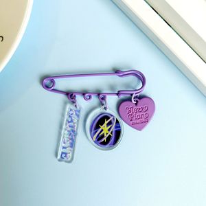 Broche Metálico de Pintura Tradicional Kpop KATSEYE de 6CM, Colgante con Impresión UV, Accesorios para Bolsos y Ropa, Pins de Manon, Sophia y <span class=keywords><strong>Daniela</strong></span> - Product Image 4