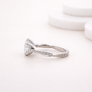 Bague solitaire en diamant rond de culture avec bande pavée torsadée en or blanc/rose/jaune 14 carats |   Bijoux fins sur mesure - Product Image 2