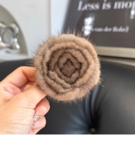 Broche en rose de vison importée coréenne, accessoire de broche féminine haut de gamme, nouvelle décoration de vêtements polyvalente d'automne et d'hiver
