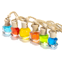 Conception personnalisée Bouteille de diffuseur de parfum en verre suspendu carré ambré avec bouchon en bois pour voiture