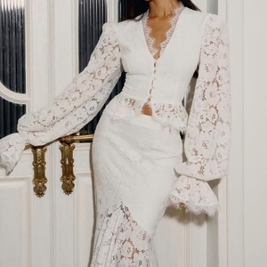 ชุดเซ็ต 2 ชิ้น ผู้หญิง รุ่น OEM 2026 ดีไซน์เซ็กซี่ สีขาว แขนยาว ผ้าลูกไม้ เสื้อคอวีลึกติดกระดุม กระโปรงยาวทรงเข้ารูปประดับลูกไม้ - Product Image 2