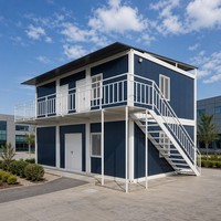 Maison conteneur démontable bleu marine en acier ondulé à deux étages avec trous de boulons aux coins pour bureau de parc d'activités