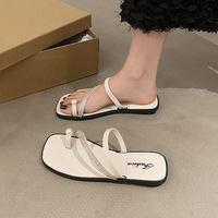 H-08 2025 pas cher style simple Flip Toe pantoufles pour femmes plage sandales plates diamant anneau croix sangle PU cuir diapositives