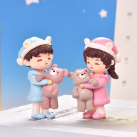 Figurine miniature, nouveau couple tenant un ours, poupées artisanales en plastique, accessoires de bricolage, mini ornement de jardin féerique, décoration mignonne pour la maison