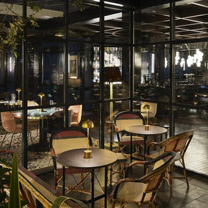 Mesa Auxiliar Elegante para Hotel Boutique, Diseño Compacto, Base Resistente, Superficie Funcional, para Dormitorio, Sala de Estar - Product Image 5