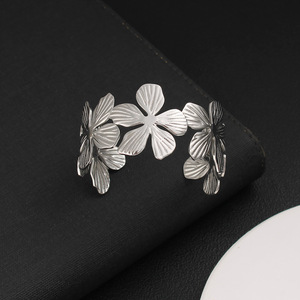Bracelet ouvert en forme de fleur de haute qualité Bracelet Bracelet en acier inoxydable plaqué <span class=keywords><strong>or</strong></span> <span class=keywords><strong>18</strong></span> <span class=keywords><strong>carats</strong></span> résistant au ternissement bijoux en métal - Product Image 4