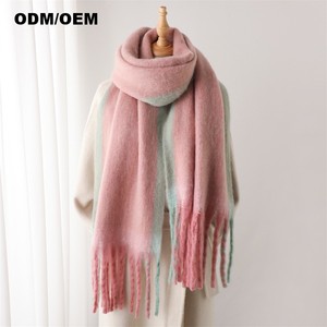 Écharpes en gaze à franges dégradées multicolores personnalisées pour l'automne et l'hiver par le fabricant - Product Image 3