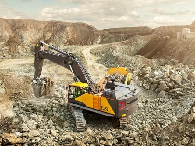 Heavy Duty High Torque Large Displacement Hydraulic Excavator Robust Digging Machinery Large Scale Quarry Mining