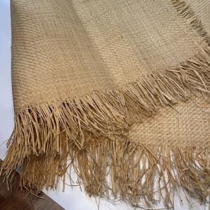 Tapis en raphia tressé durable, résistant à la décoloration et écologique pour les espaces intérieurs et extérieurs protégés, meubles d'extérieur - Product Image 1