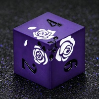 Lot de 7 dés polyédriques en métal violet avec motif rose blanche pour jeux de rôle sur table (TRPG) et jeux de société (COC)