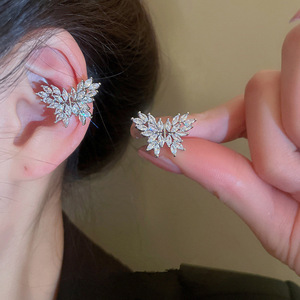 Orecchino a clip a forma di farfalla da donna, senza piercing, con cristalli, stile fata, elegante, gioiello per cartilagine. - Product Image 1