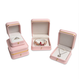 Seli-caja de joyería de lujo con logotipo personalizado, colgante rosa, pulsera, collar, anillo, caja de joyería de cuero PU - Product Image 3