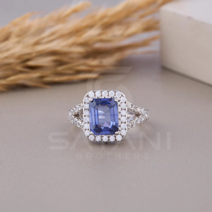 Elegante Anillo de Halo con Circonita Cúbica Azul Corte Esmeralda, Elaborado en Plata de Ley, Anillo de Compromiso Perfecto para Mujer - Product Image 4