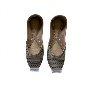 Chaussures de fête pour femmes de style traditionnel indien BS INTERNATIONAL, hautement confortables, en cuir fantaisie, brodées, personnalisables - Product Image 2