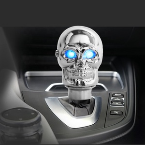 Forme <span class=keywords><strong>de</strong></span> crâne Auto voiture alliage d'aluminium 7cm <span class=keywords><strong>pommeau</strong></span> <span class=keywords><strong>de</strong></span> levier <span class=keywords><strong>de</strong></span> <span class=keywords><strong>vitesse</strong></span> avec lumière LED bleue accessoires <span class=keywords><strong>de</strong></span> voiture - Product Image 1