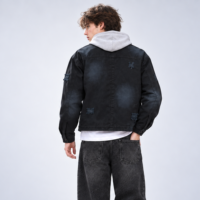 Veste en toile noire personnalisée pour homme avec patchs, bords effilochés, poches à rabat, fermeture à boutons-pression, coupe oversize, marque privée